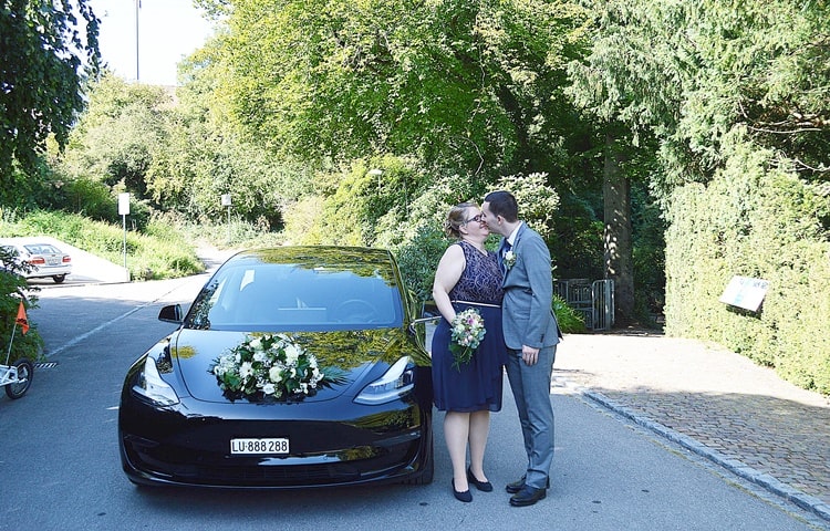Tesla 3 zur Hochzeit von Janine & Michael