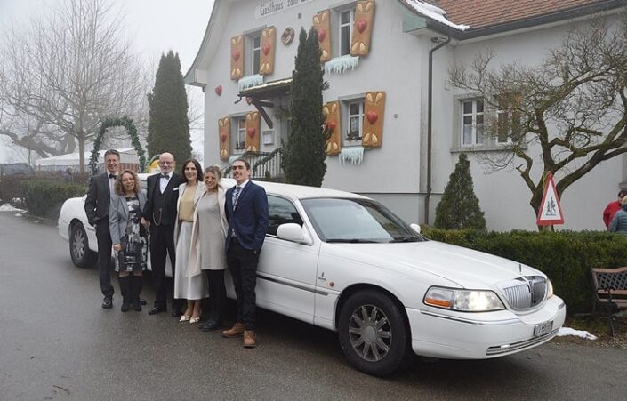 Elena und Roger heiraten mit einer Limousine